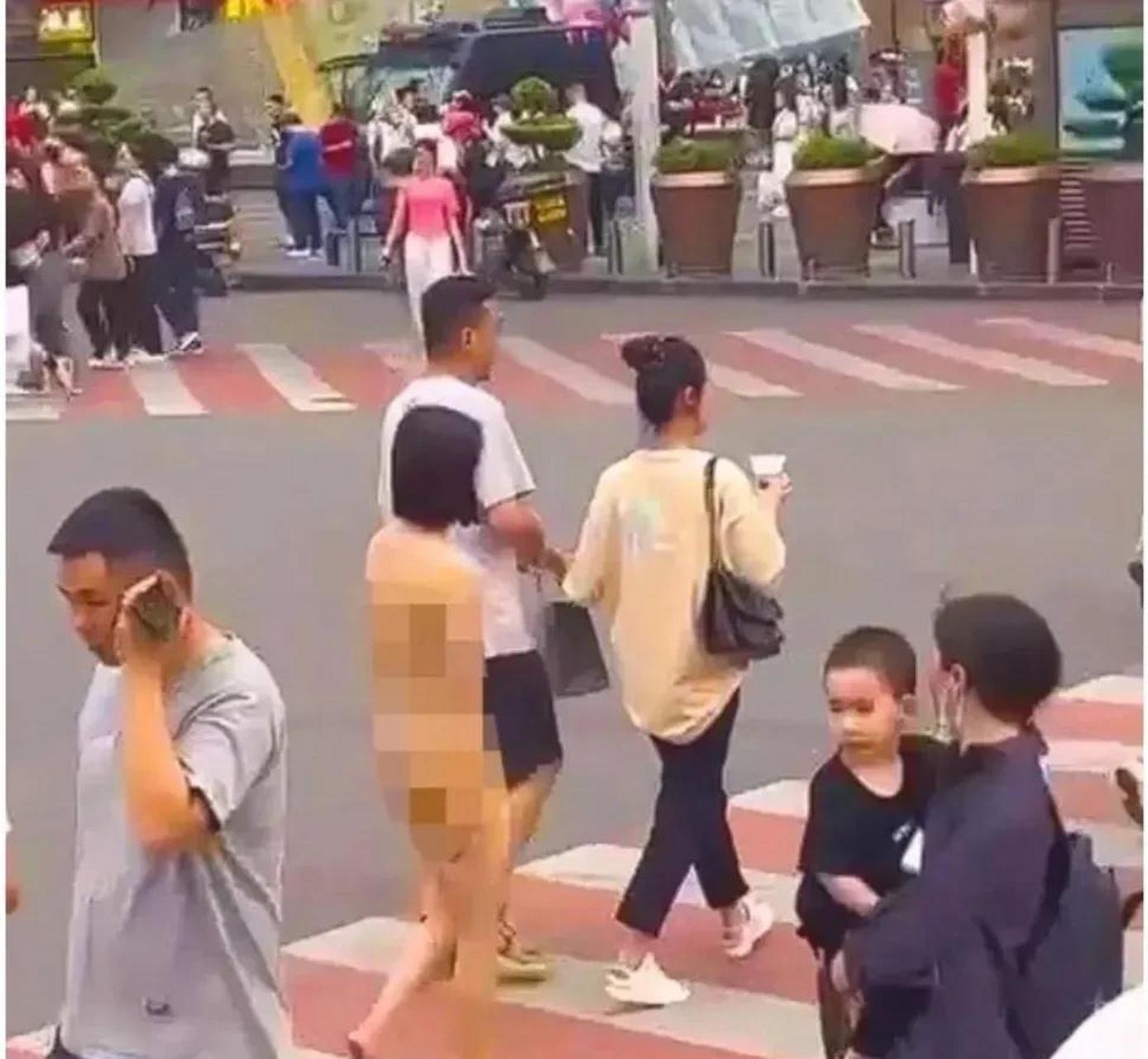 女孩一丝不挂在大街上行走,这是为何?
