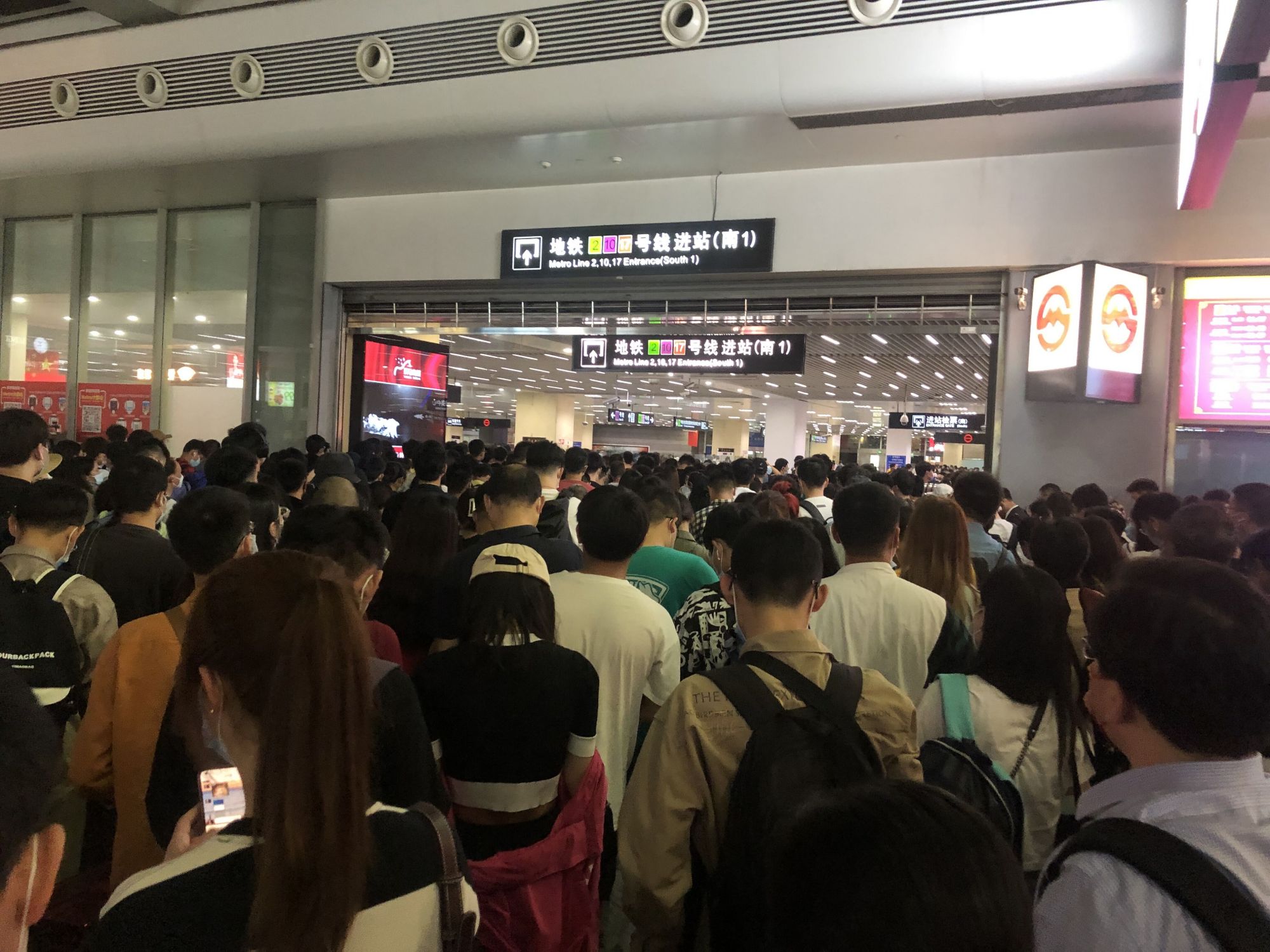 上海虹桥火车站地铁进站口  图片由受访者提供