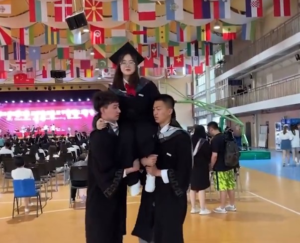 1米9男生,举着女同学拍毕业照,自称:让他们都当一回小公主