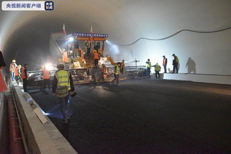 秦岭天台山特长隧道进入黑色路面施工阶段 宝坪高速预计今年10分建成