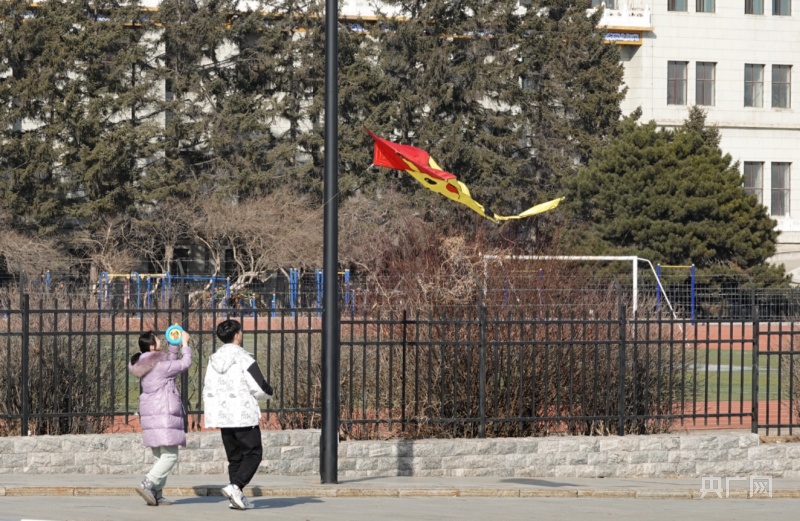 春城 春日 春色美 晴空朗日紙鳶飛