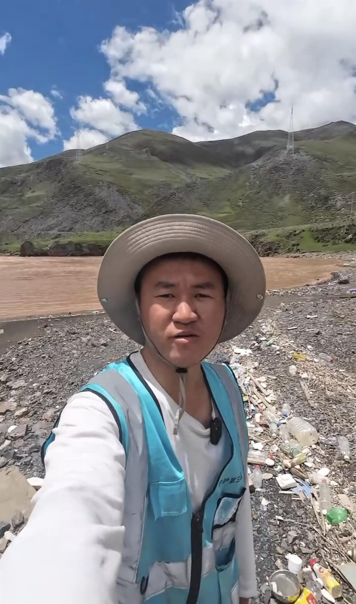 有点微胖的小伙子变成了皮肤黝黑又粗糙的沧桑大叔