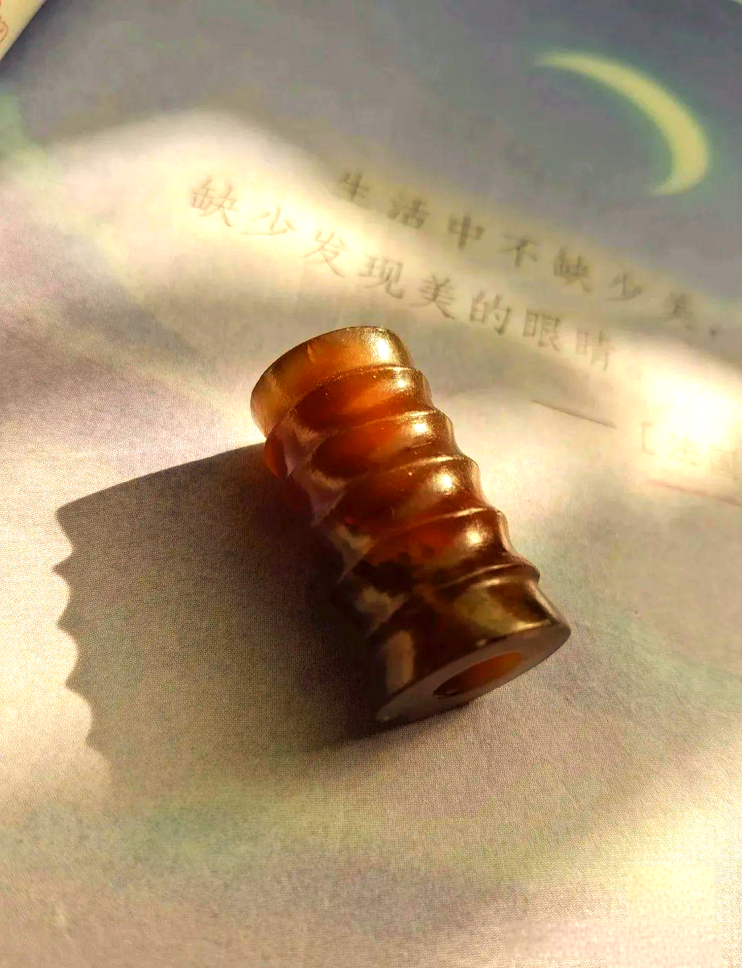 满沁高古弦纹玉勒子这款满沁高古弦纹玉勒子,不仅在材质上呈现出独特