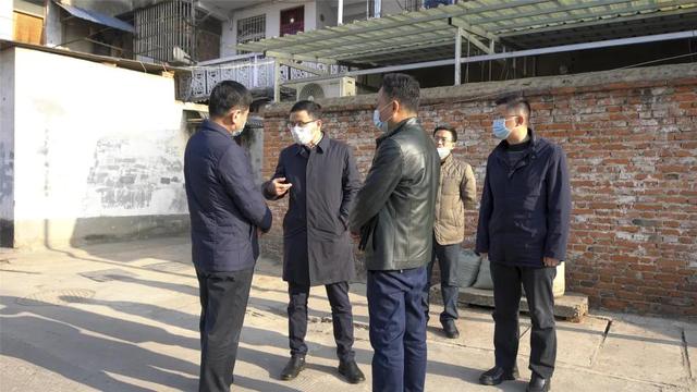杨厚昌代表集团公司党委节前慰问看望信阳工务段一线职工