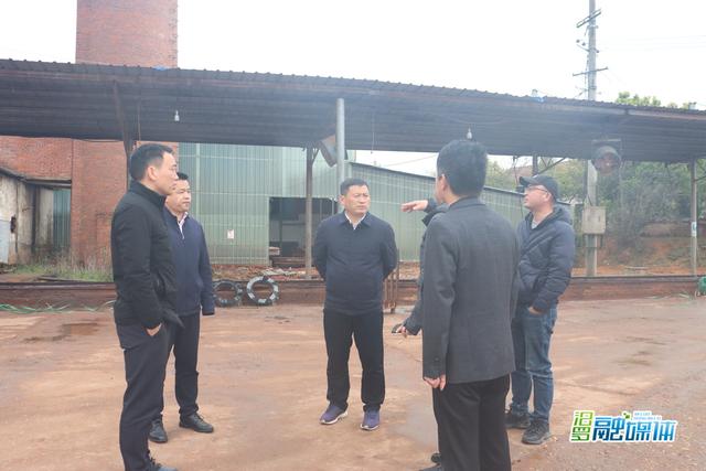 李亚江督导烟囱安全隐患排查整治工作