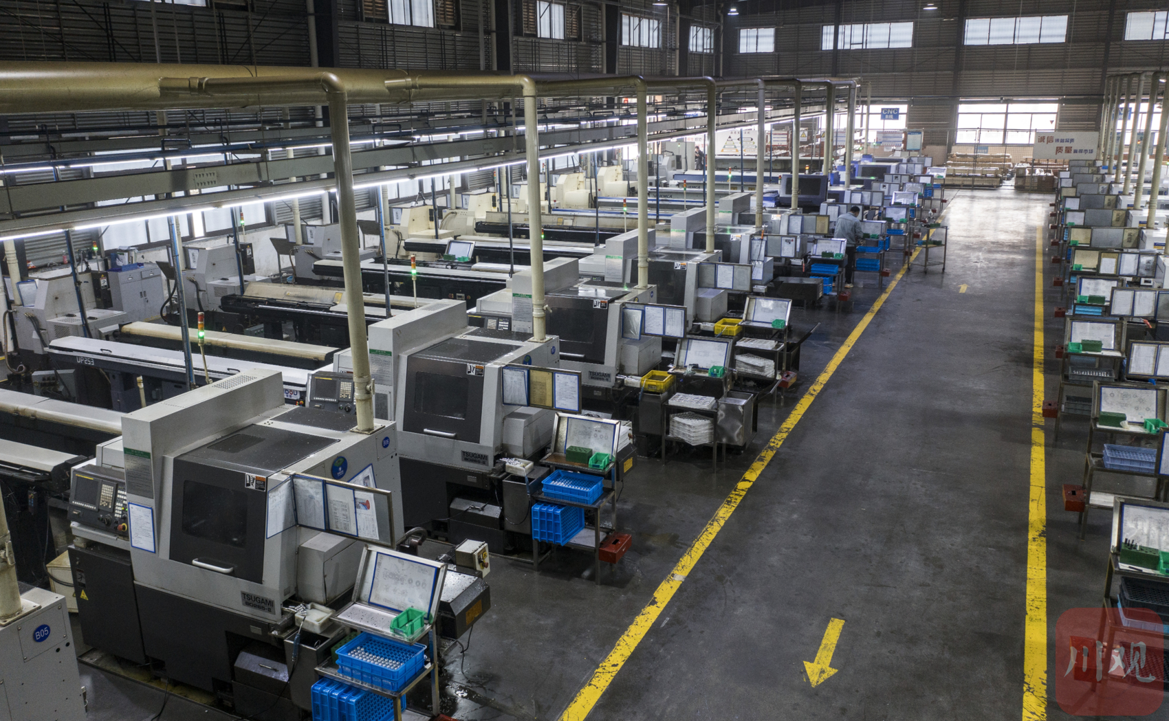 c视频|直击"无人工厂" 智能系统 机器人生产忙