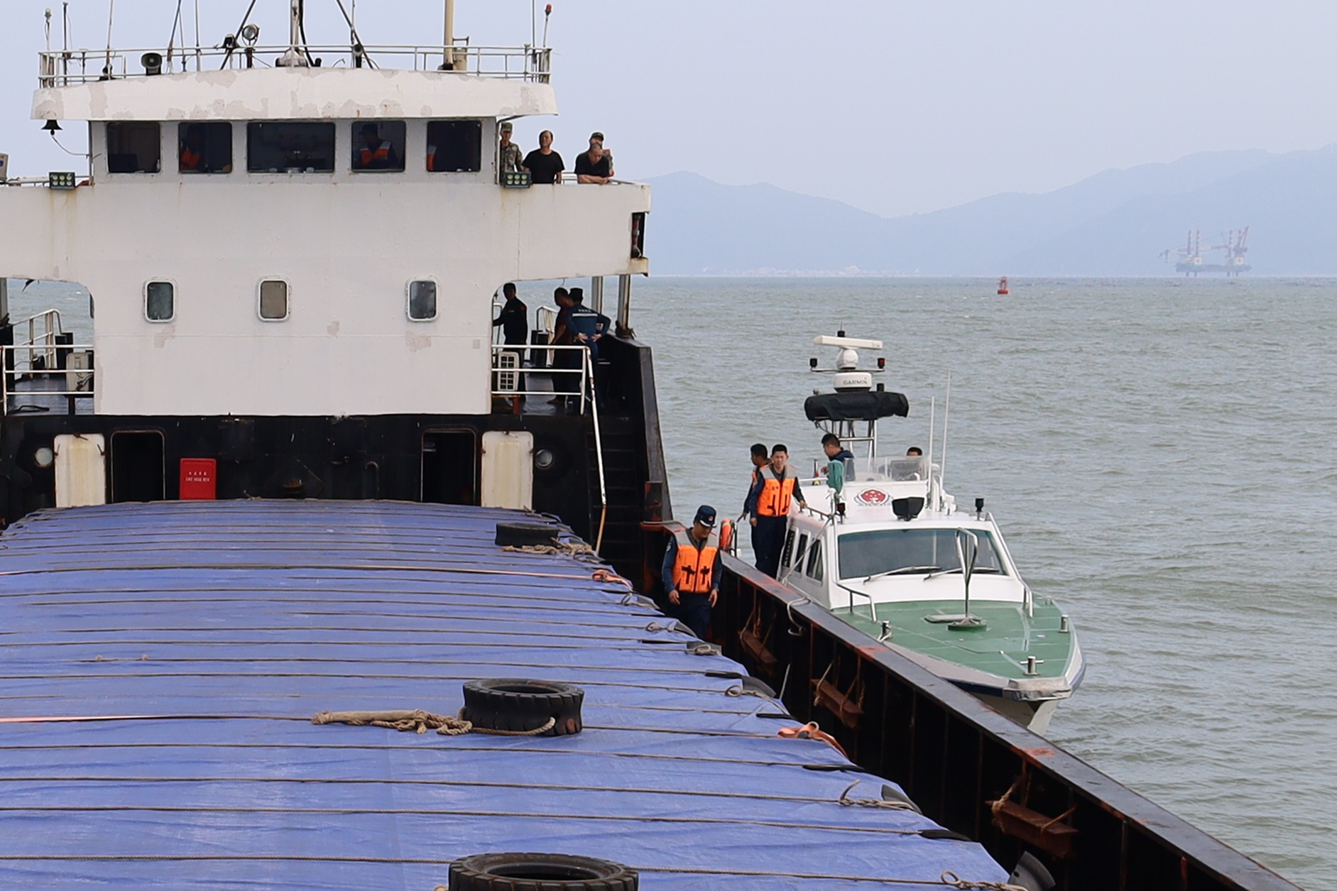 潮州海警局查获一起涉嫌非法买卖"红油"案