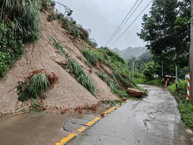 台风"麦德姆"导致茂名港高速实施临时交通管制