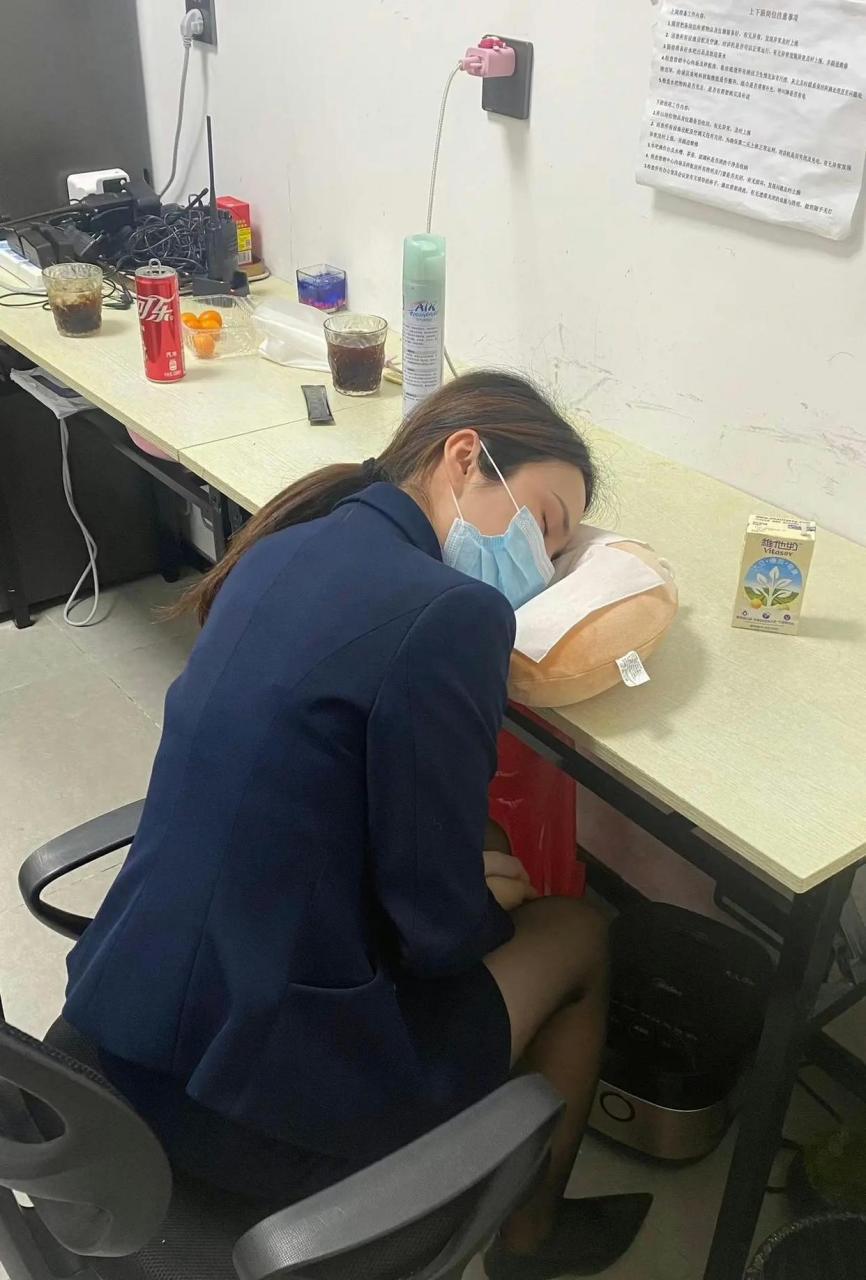 女同事天天加班,中午不吃饭就睡着了