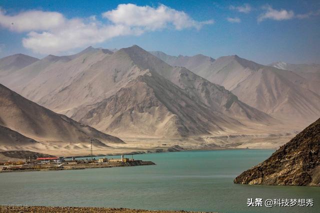 「组图」航拍《西游记》中的流沙河 新疆白沙山 山似银龙湖如碧玉