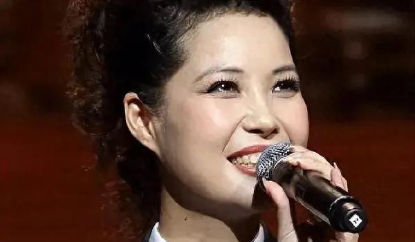 梦鸽,这个年轻的女孩子穿梭在两个老男人之间