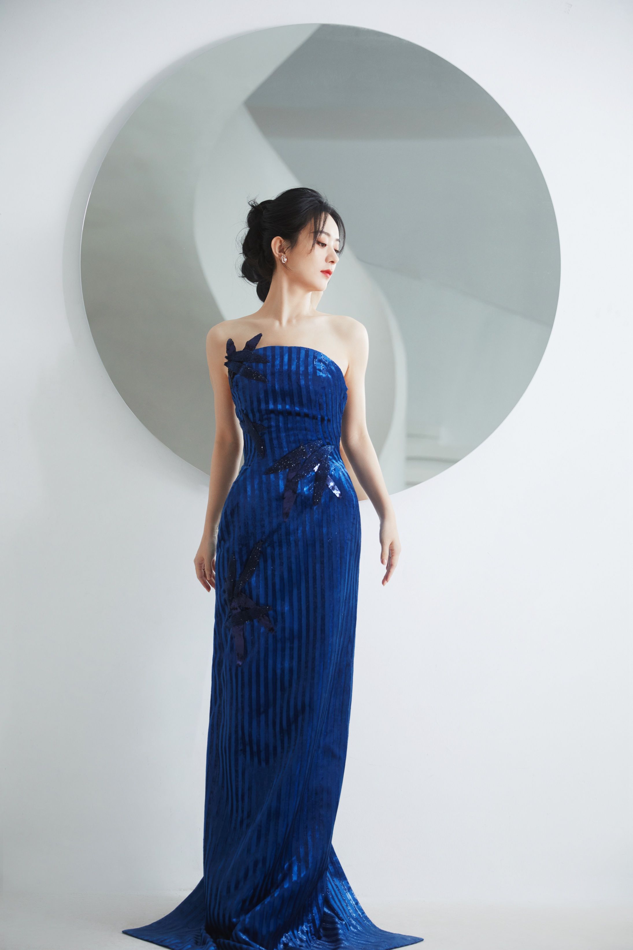 赵丽颖齐胸蓝色礼服时尚写真