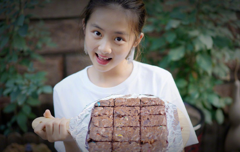 黄多多17岁就当导演了,穿白色西装像女强人,带演员谢幕气场足