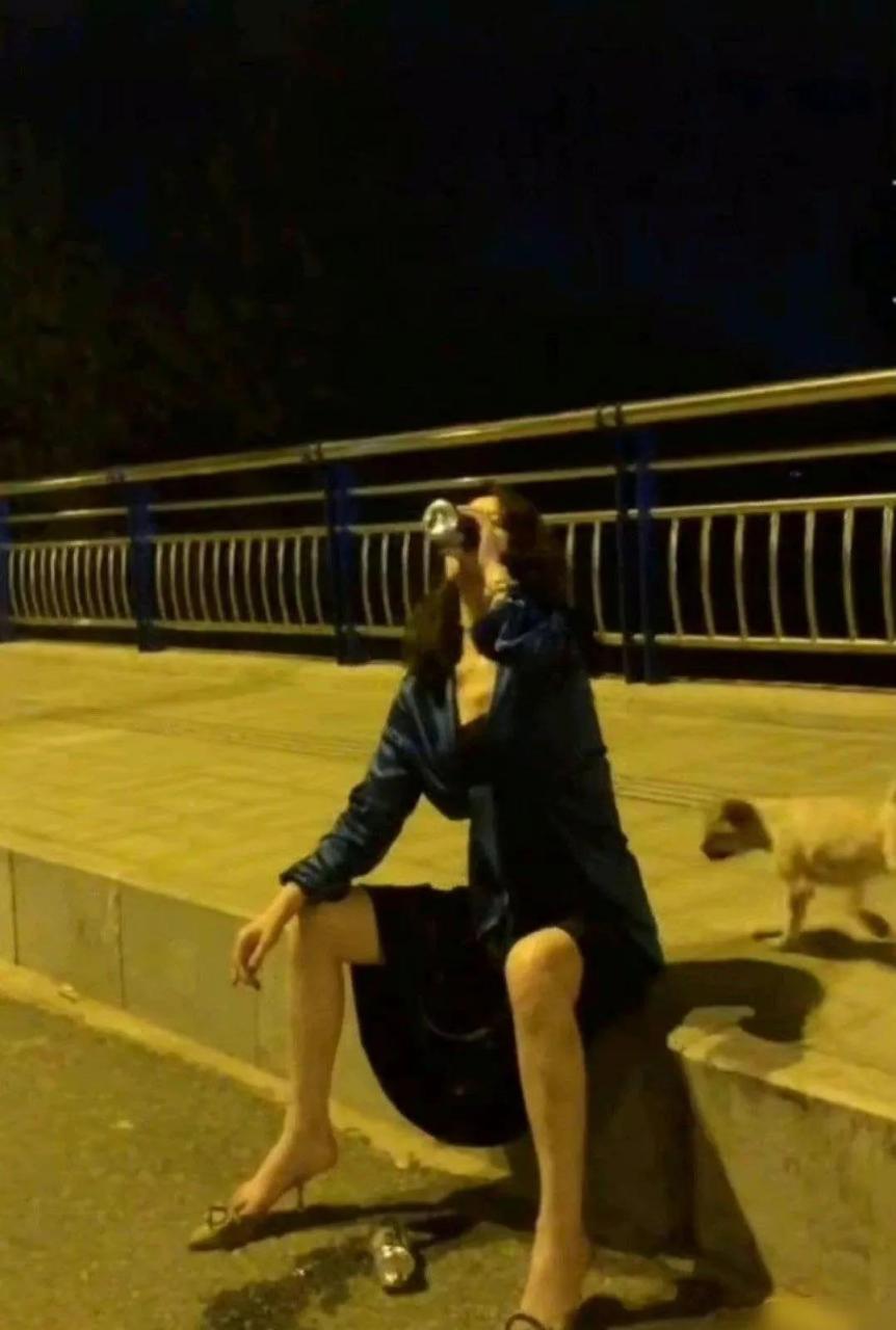 半夜三更路过大桥看见阿姨独自喝酒伤心难过,该怎么安慰一下才好?