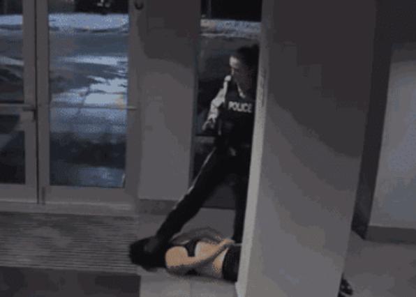 亚裔女生衣着不整,遭加拿大警察"踩头杀"