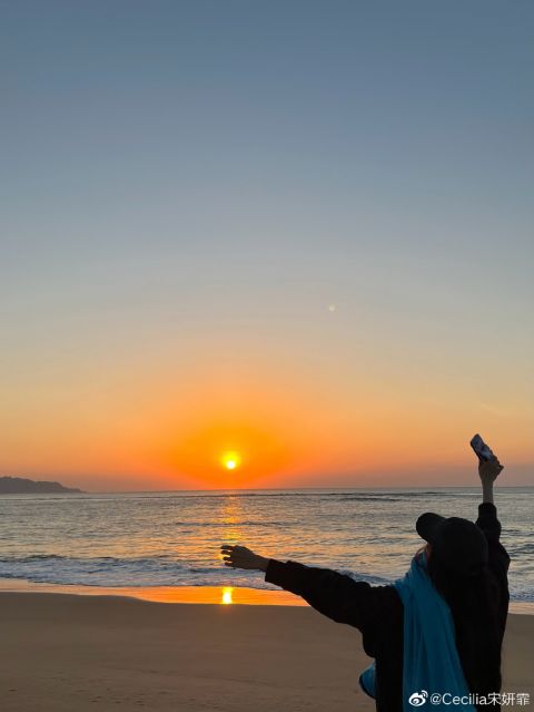 宋妍霏晒海边欣赏日落照 长发披肩凝望远方画面安静美好