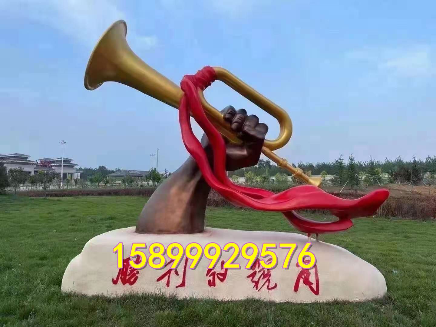 仿铜手握集结号雕塑玻璃钢手臂模型,吹响红军胜利的号角装饰景观