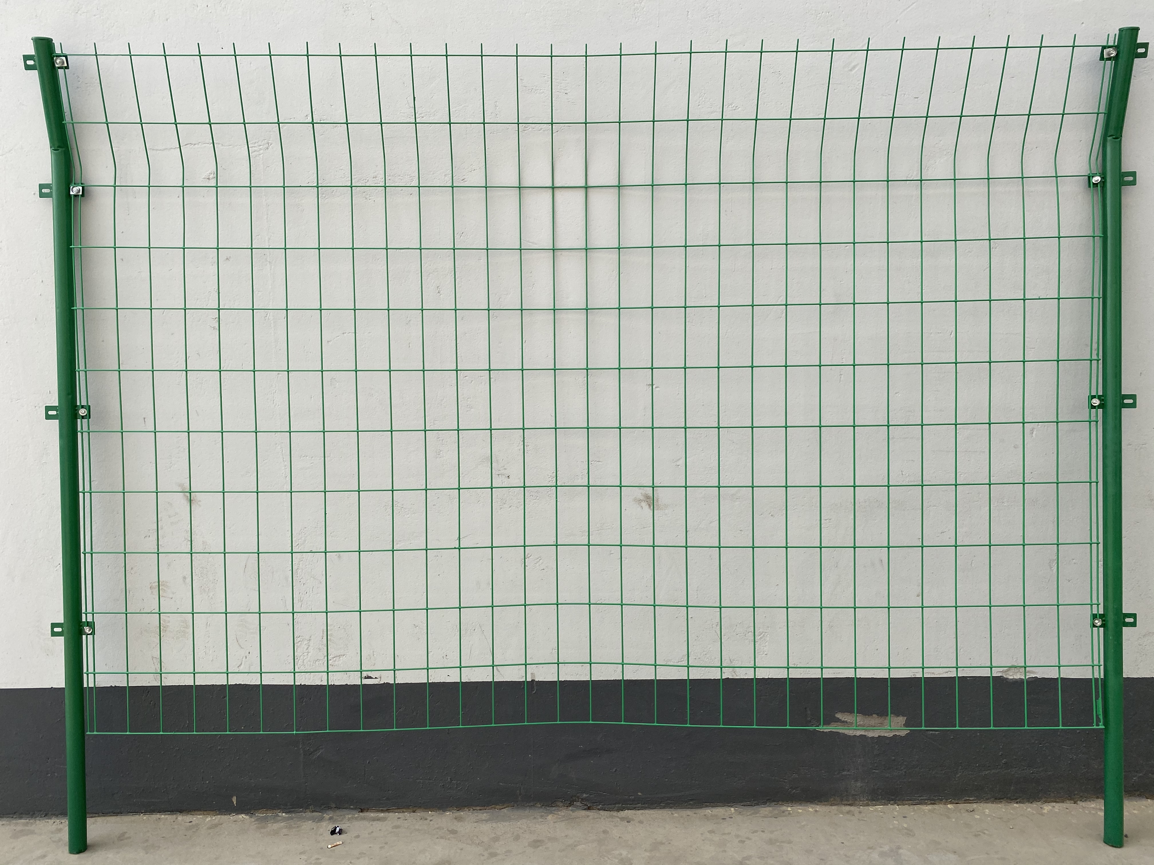 广西双边护栏厂家解答:双边护栏的安装步骤