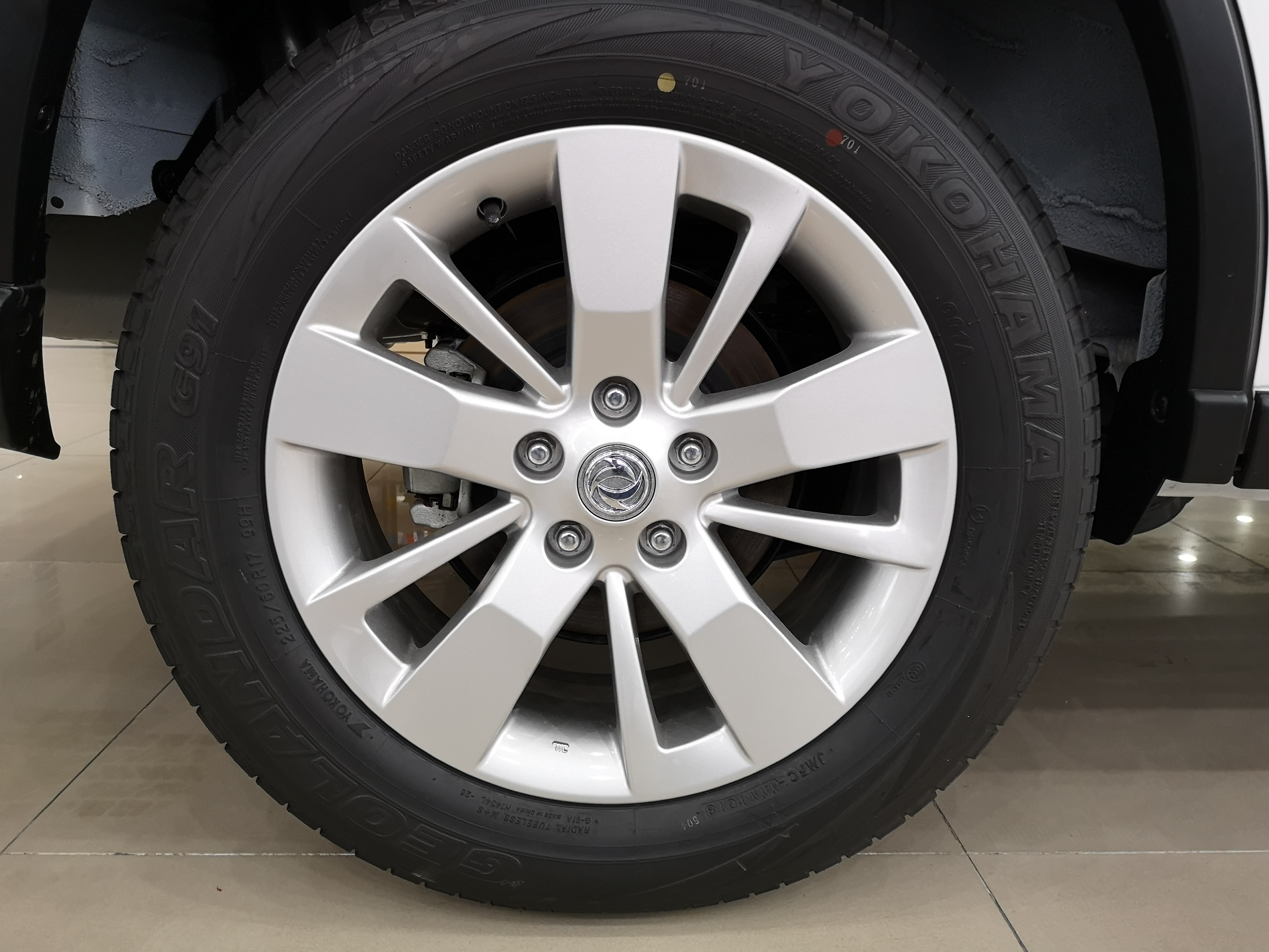 然而,奇骏的轮胎规格并不止这一种,实际上存在三种不同的规格型号