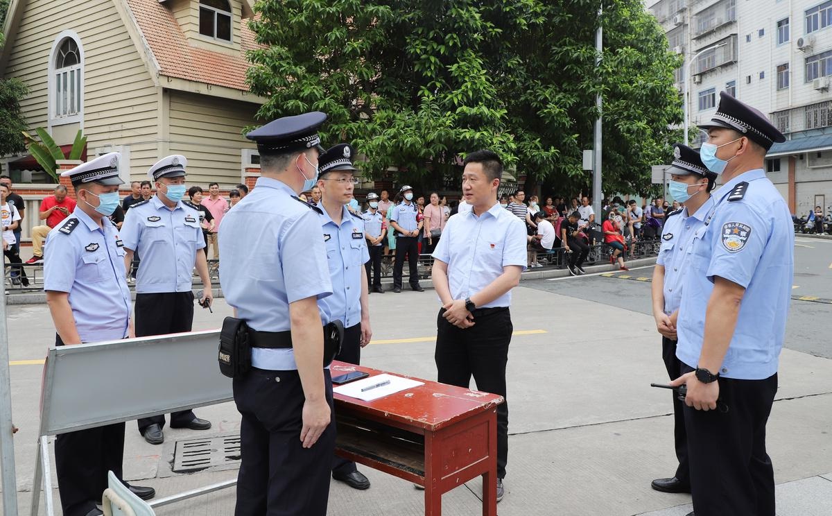 副市长,公安局长林晓东检查指导高考安保工作