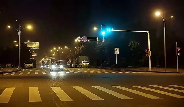 红绿灯路口夜景照片图片