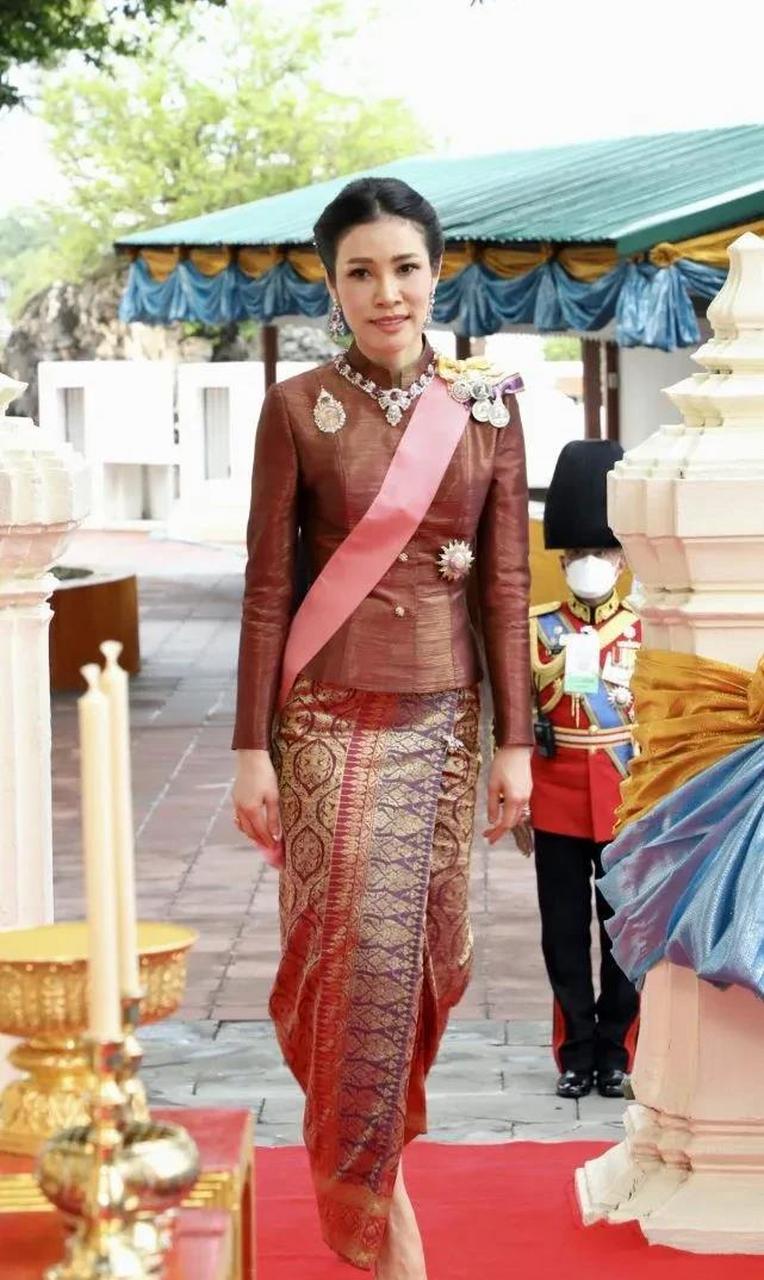 泰王昔日宠妃诗妮娜,大概再也没有机会出现在公众场合,娇娆妩媚又风情