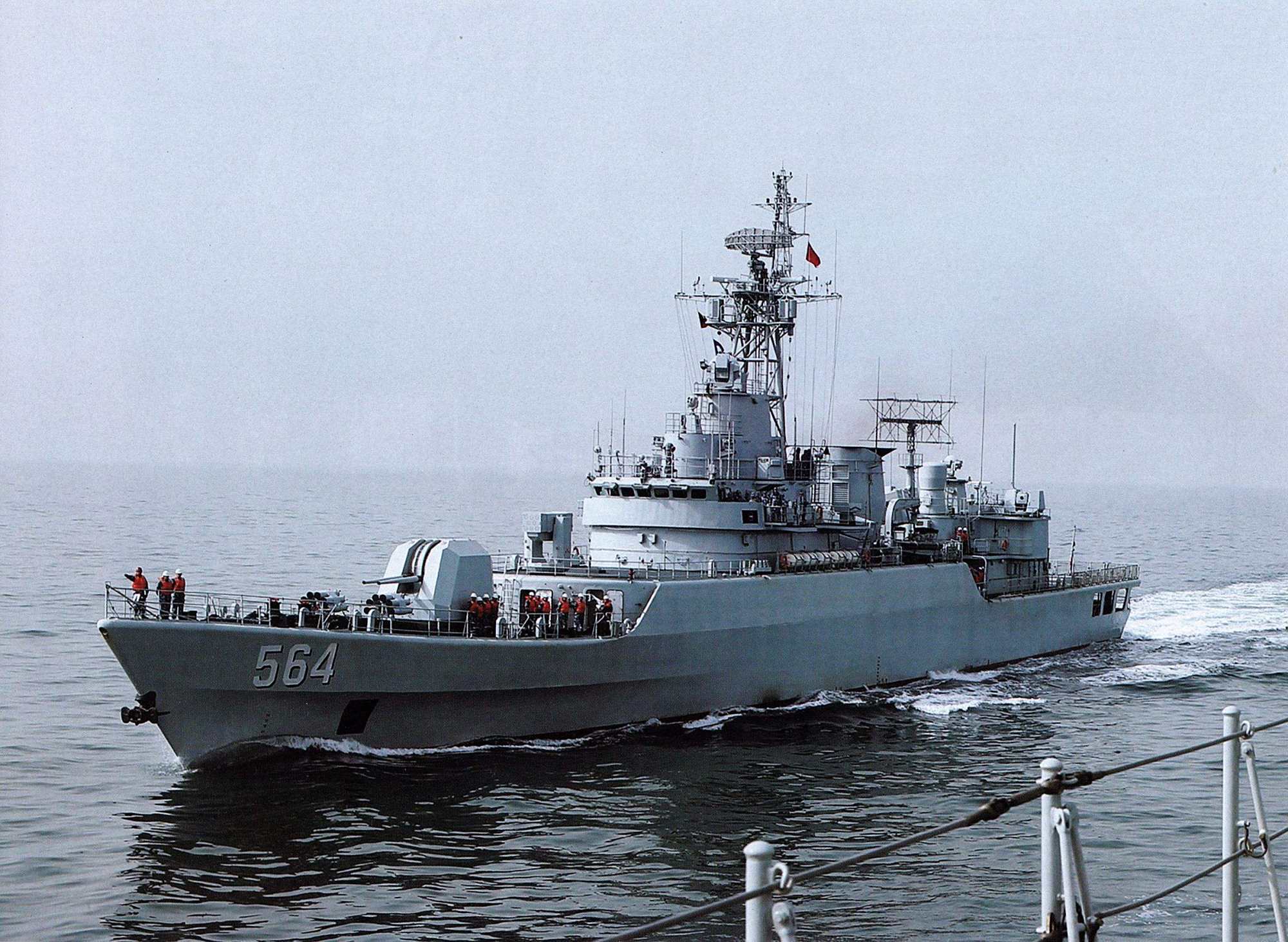 性能出众,国产053型护卫舰中东开火,英国造军舰被一炮入魂