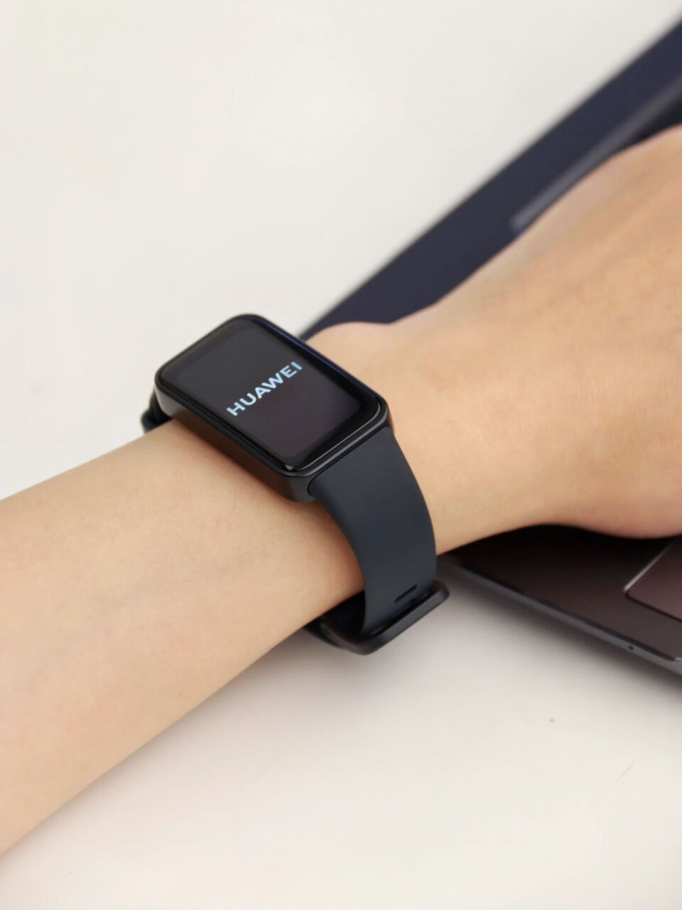 华为运动手环8标准版:轻薄,全面屏和健康监测一应俱全