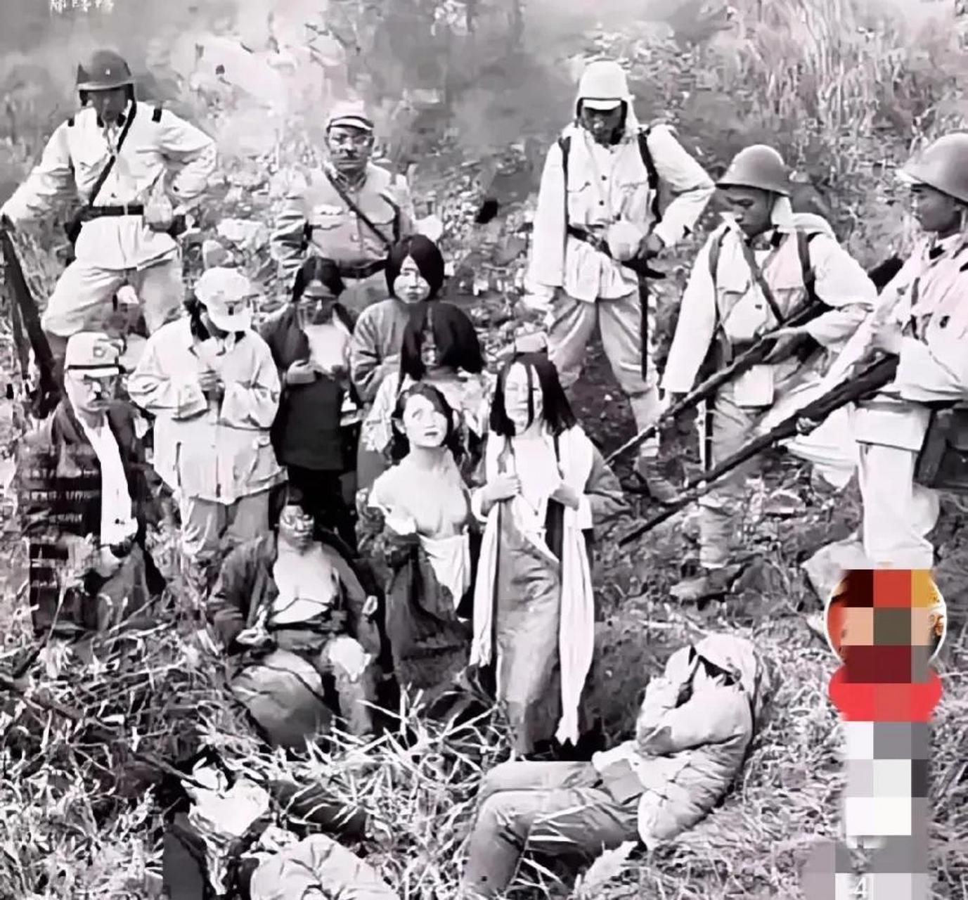 这是抗日战争时期,一群日寇在侮辱了几个中国妇女之后,对她们进行屠杀