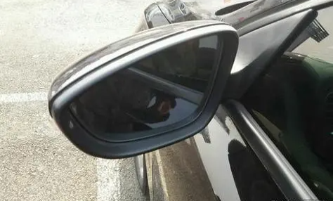 速腾车内后视镜怎么拆