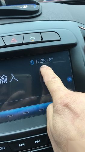 在仪表盘上找到标有"menu"或者"setup"的按键(依据不同车型,该键的