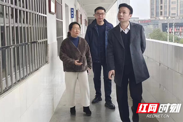 芦淞区教育局局长邓礼辉到谭家塅小学督查工作