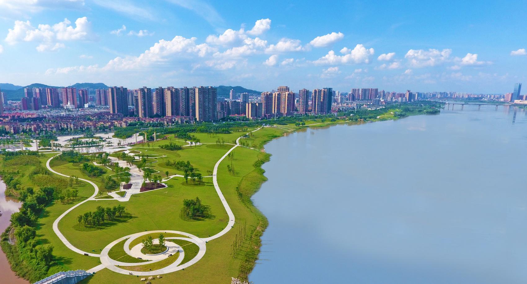 美不胜收……数日秋雨后,南充市嘉陵区黄金江岸湿地公园水清岸绿,碧波