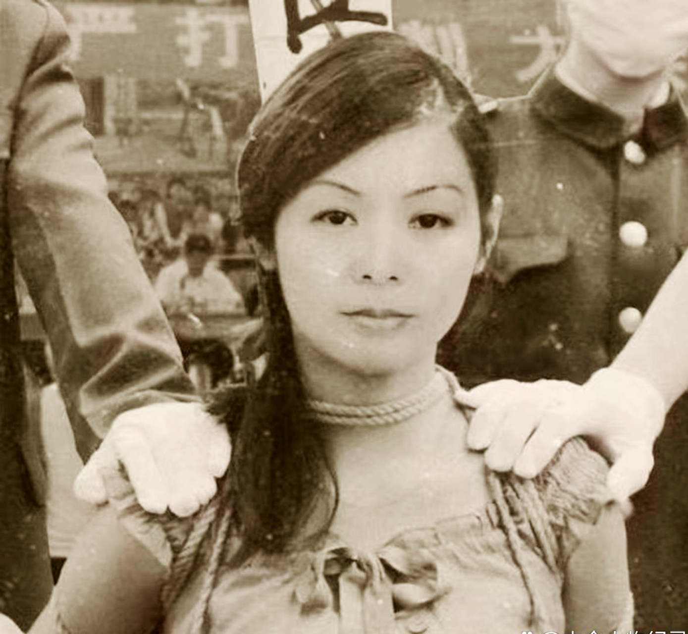 1983年,一位貌美的女子被押赴刑场.