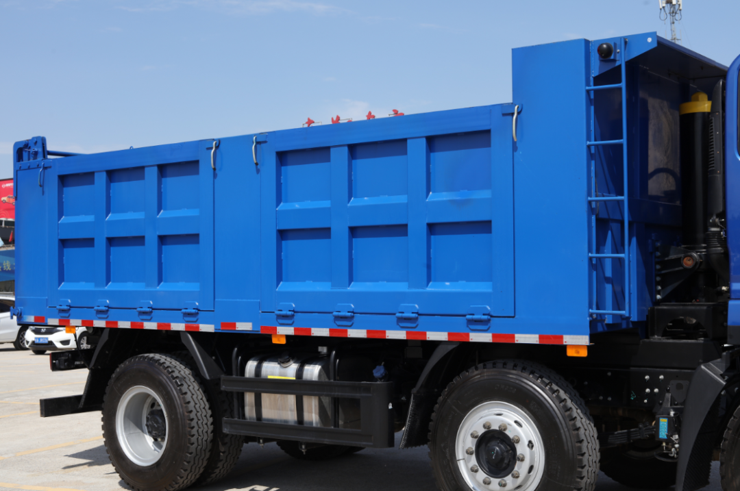 江淮工程车6×2三轴自卸车:硬核实力,助您跑赢基建