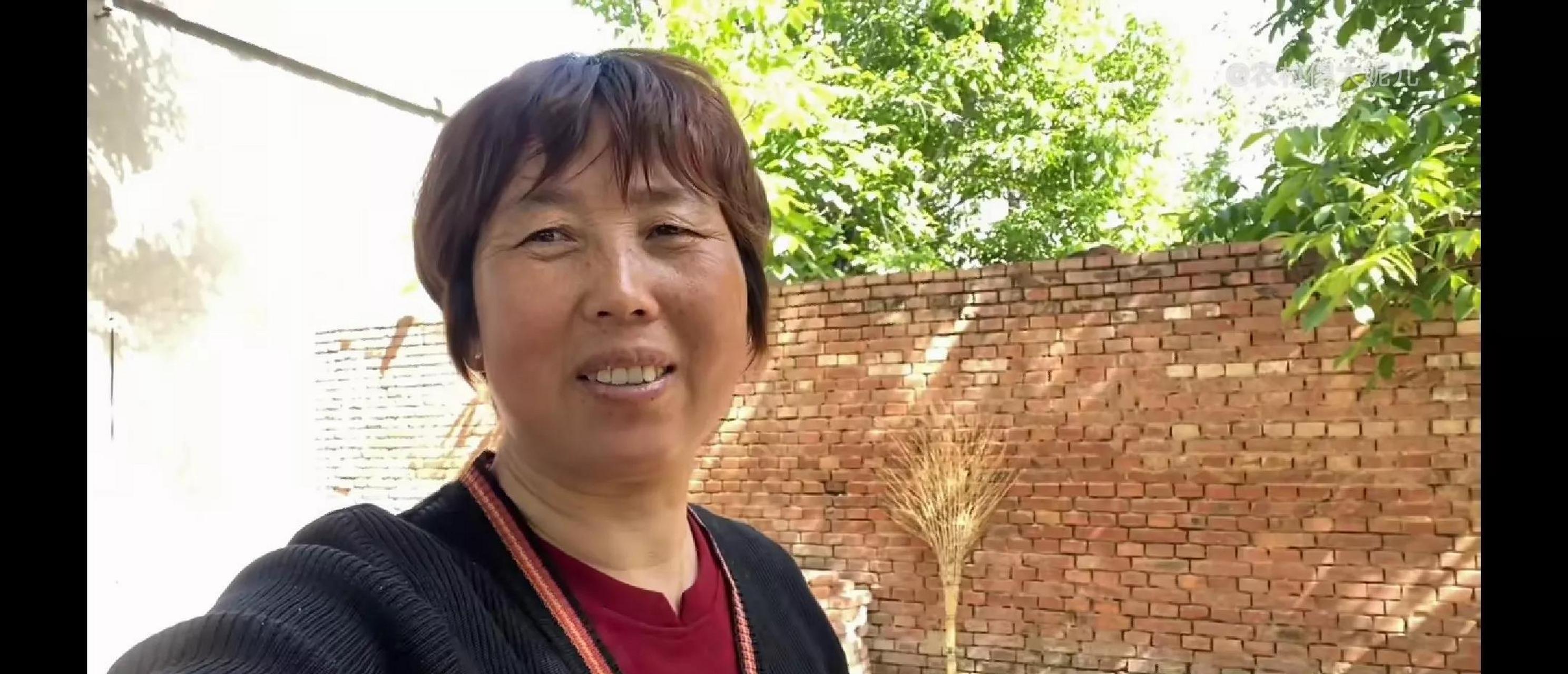 农村傻大妮儿 外甥女华华五一放假回来啦,去大妮家走亲戚,大妮去地里