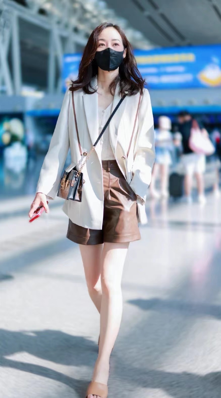 韩雪现身机场,白西装搭配小黑裤,简约都市风时髦又显气质!