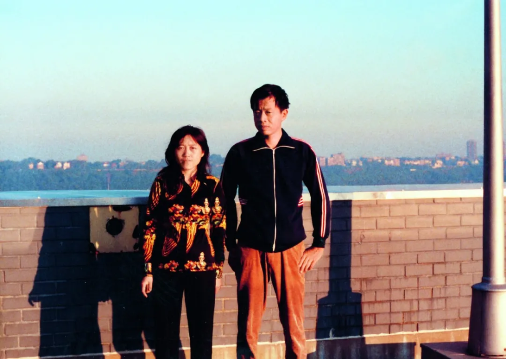 李银河嫁给了一穷二白的王小波,婚后捧着他的丑脸说:你好好写书,我