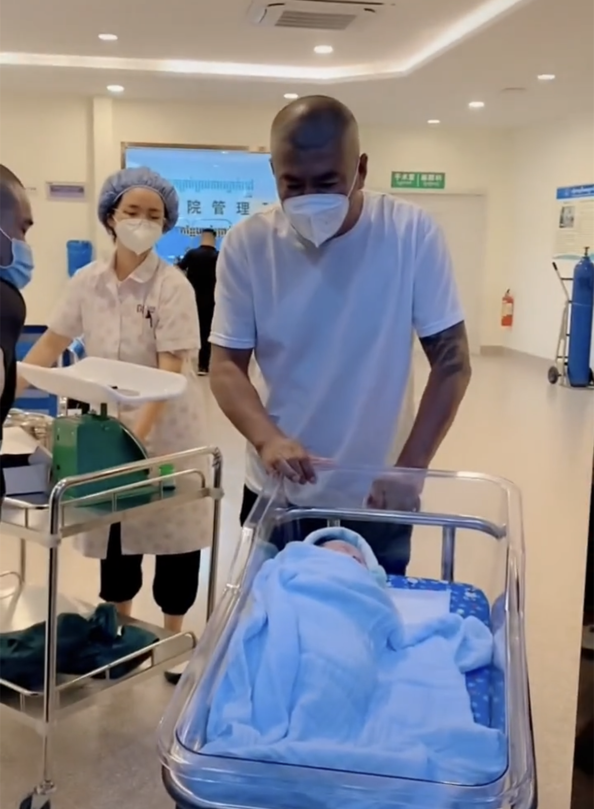 恭喜!52岁网红赵本六喜得贵子,曾因生吃活鸡,生吃肉遭网络封杀