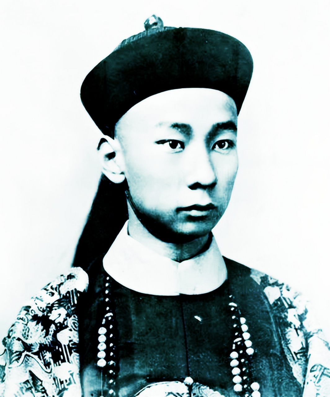 那尔苏出身名门望族,英俊潇洒,在皇家园林当侍卫.
