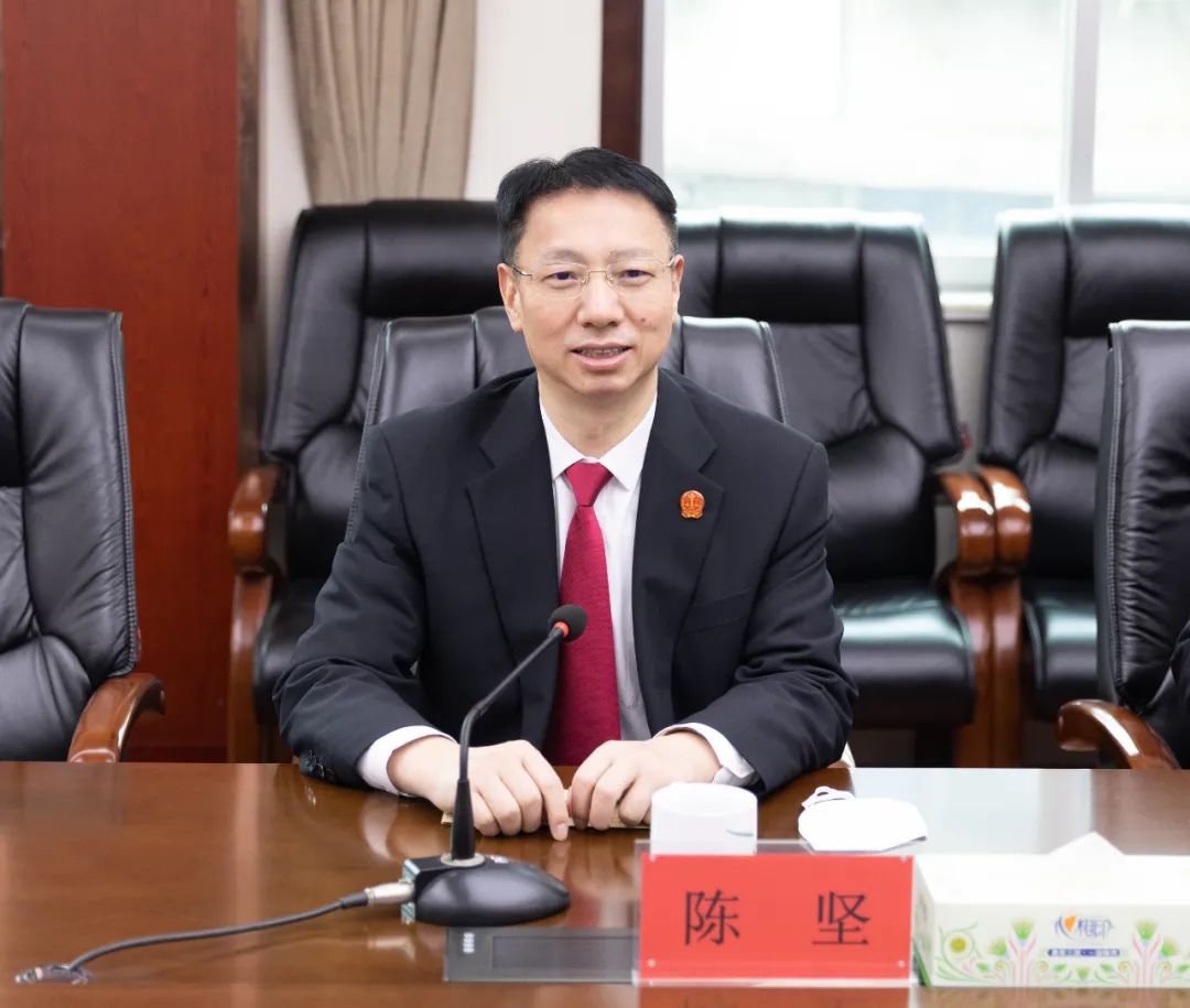 株洲中院党组书记院长陈坚一行到荷塘区法院走访慰问全国法院办案标兵