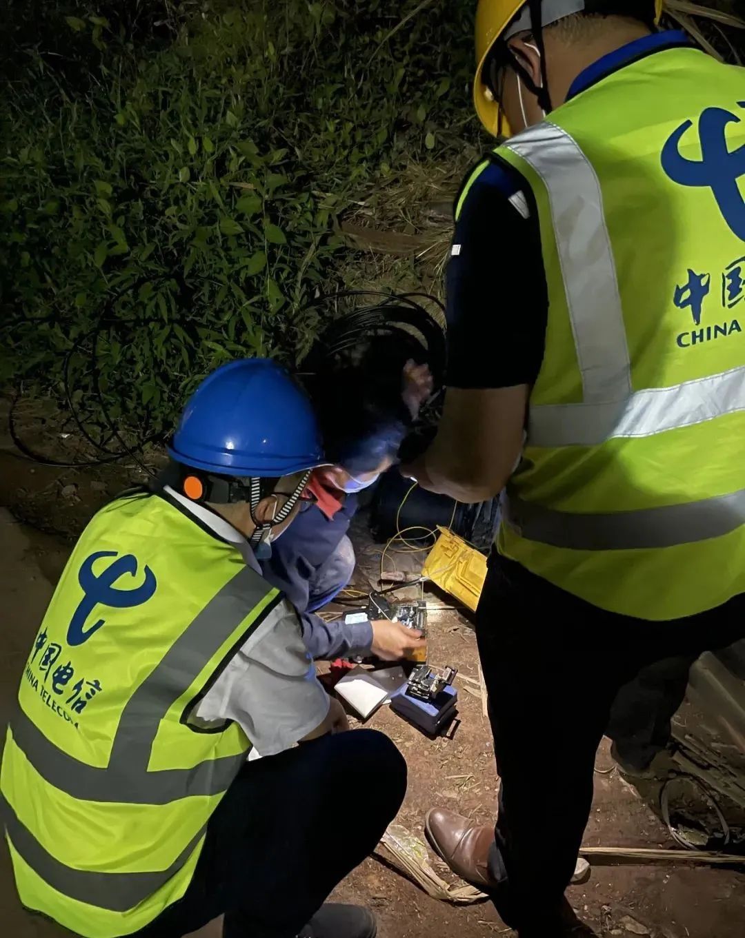 东航坠机搜救现场侧记为了网络畅通的三个日夜