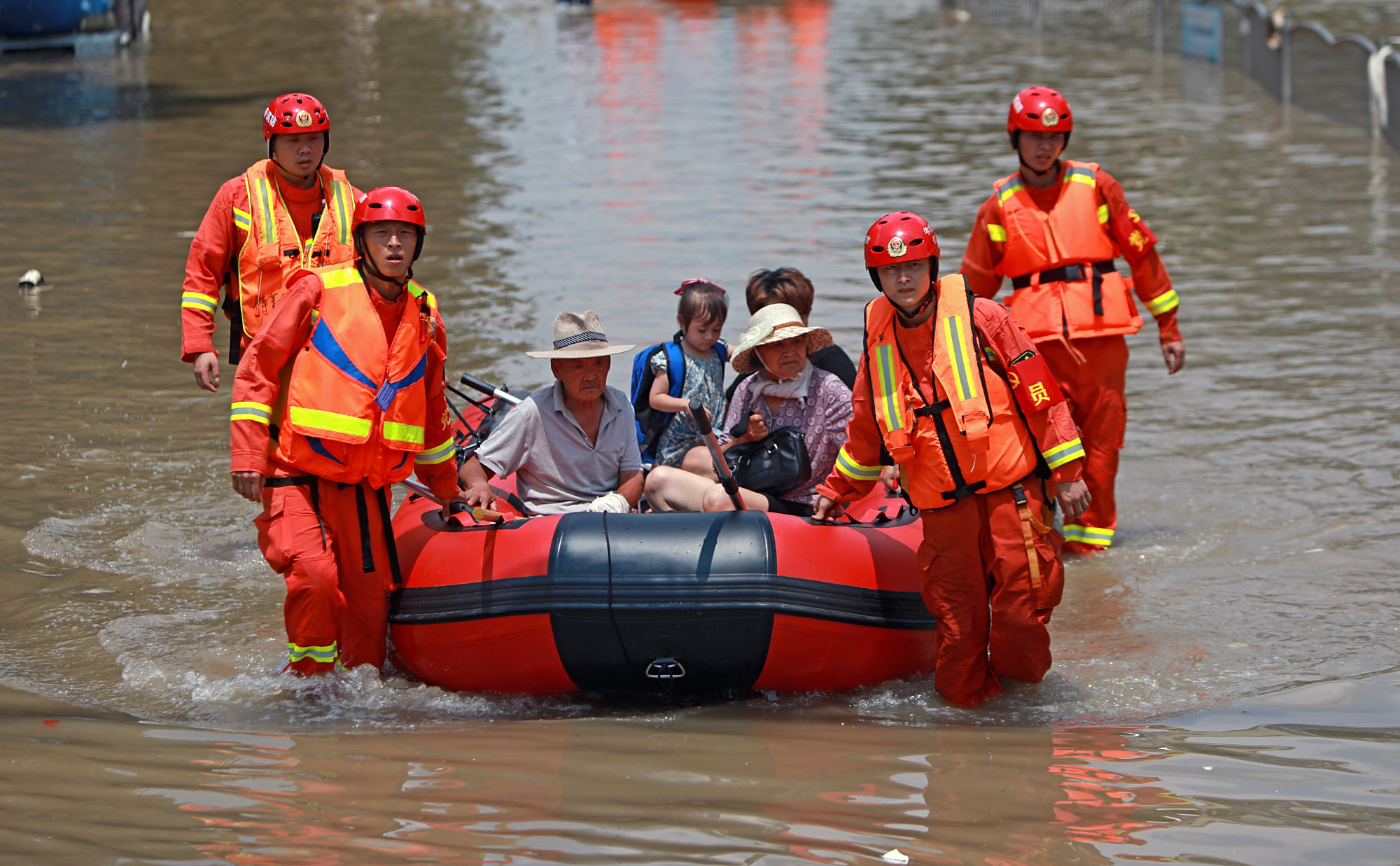 河南救灾现场照片刷屏网络,万众一心造就中国人的"超能力"