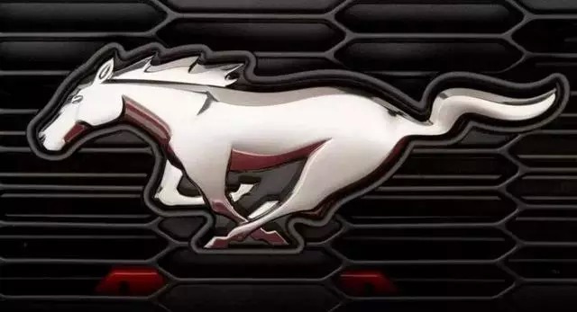 福特野马的车标是一匹矫健的骏马,象征着力量与速度的结合,为这款经典