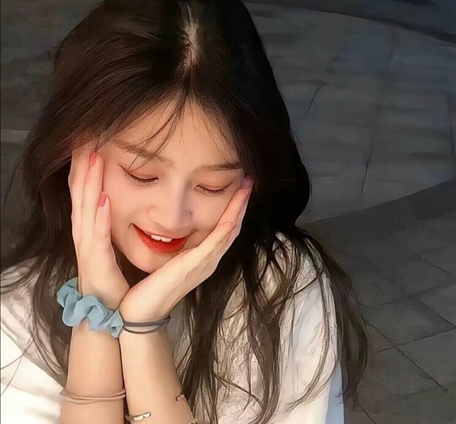 微信头像:绝绝子真人女生头像推荐