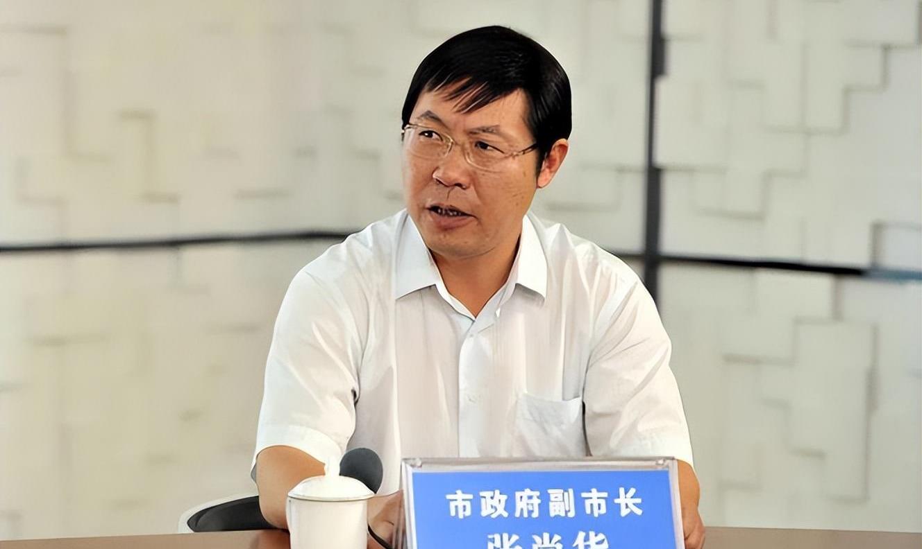 "色贪"书记张尚华,边沉溺于酒精,边随手签署文件和批准事项