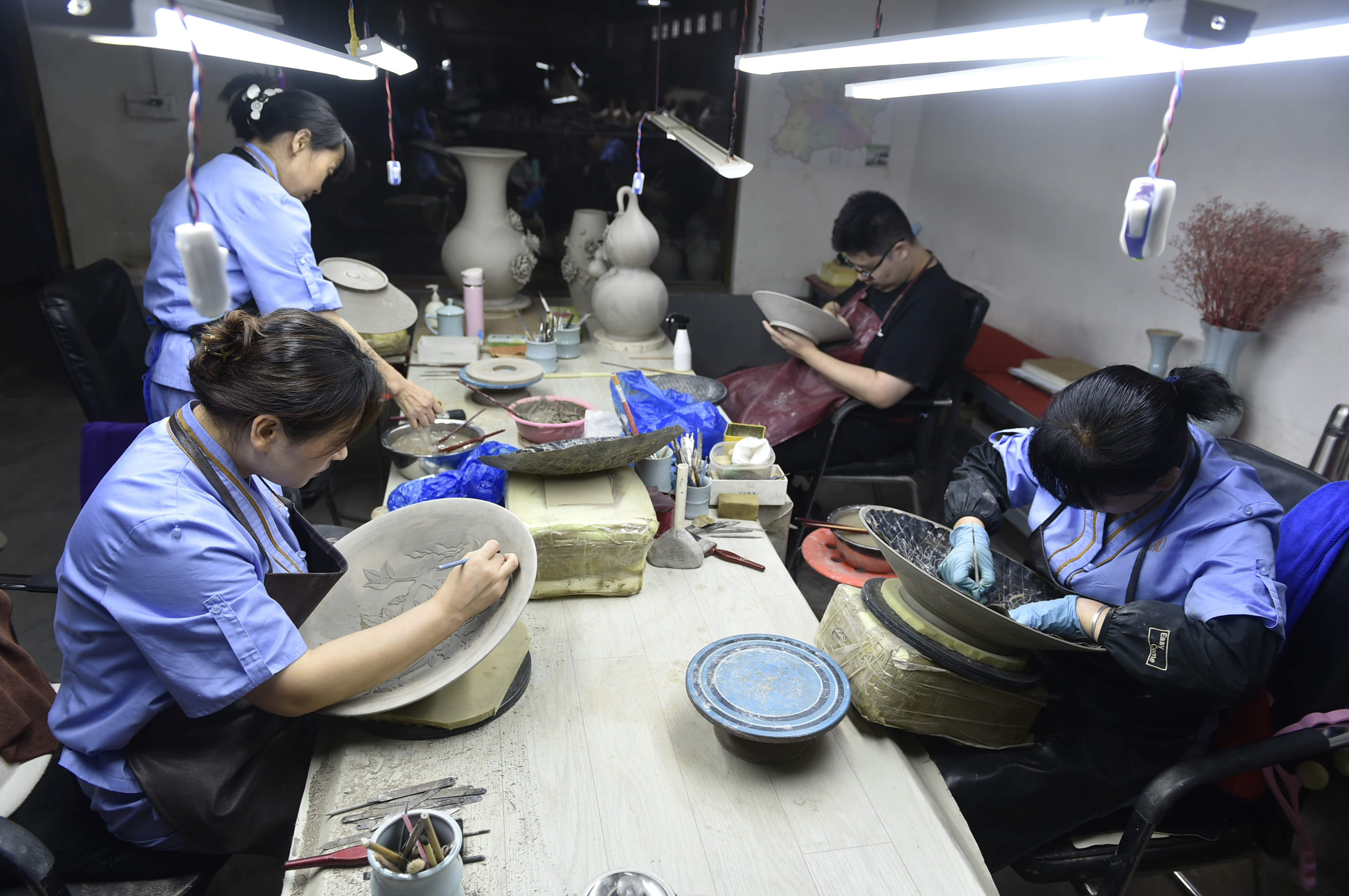 在不断研发新产品,丰富产品链条的基础上,把陶瓷文化产业作为推进