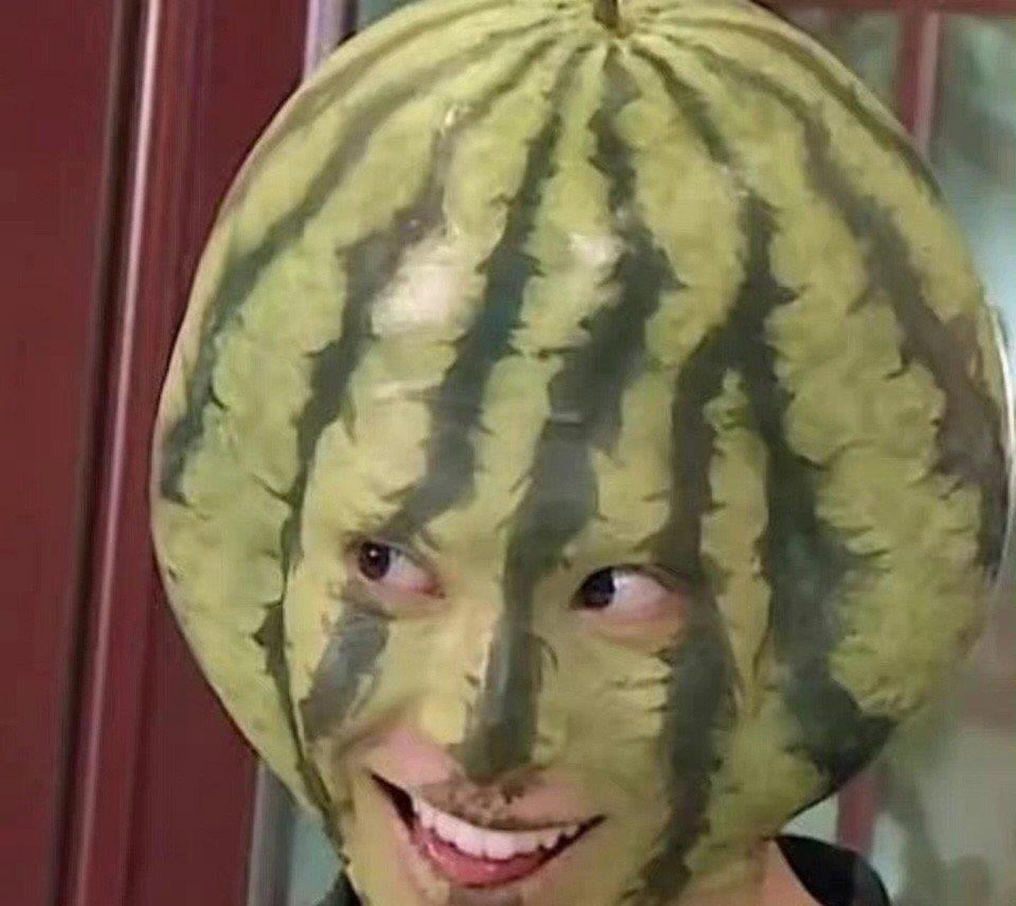 看到王鹤棣西瓜头造型,真是笑到直不起腰来,哈哈哈哈真的好想说,快还
