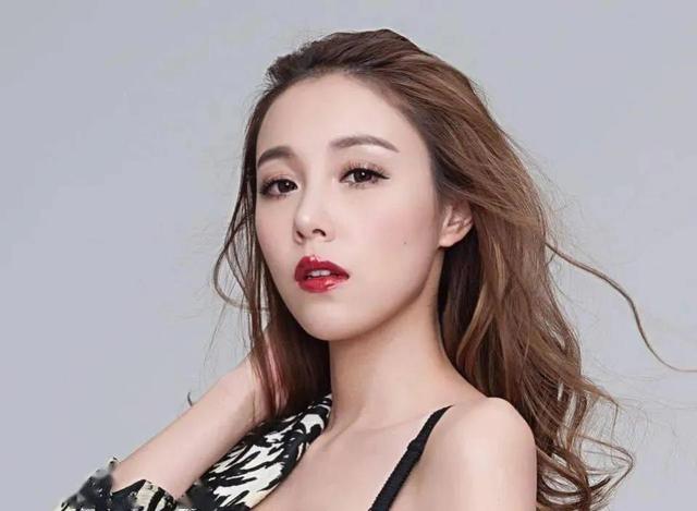 丰满身材,性感红唇,真空上阵的郭颖儿