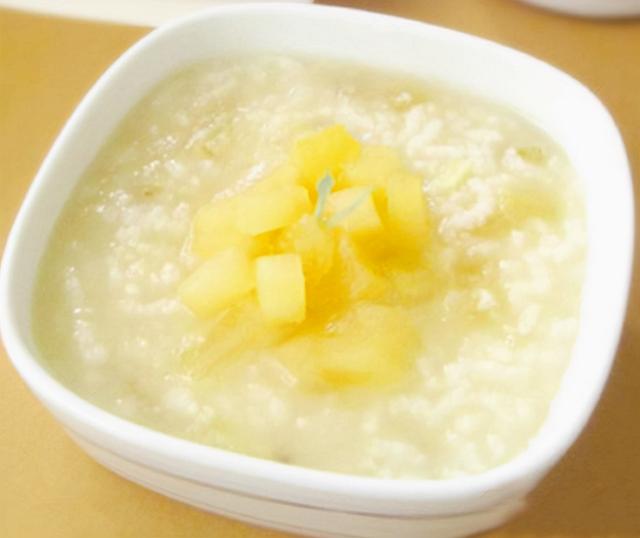 土豆粥1,准备主要食材:马铃薯2个,大米50g,小米50g,水1000ml2,做法